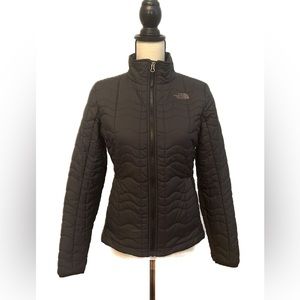 The North Face quilted 100% polyester-filled puffy jacket. Black. Size small